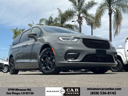 Used 2022 Chrysler Pacifica Touring-L w/ Uconnect Theater Family Group FWD image 1