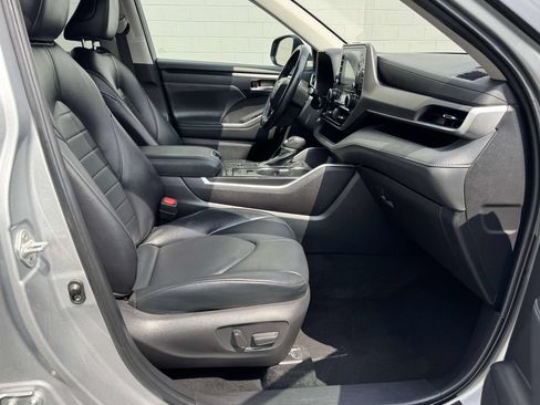 Used 2022 Toyota Highlander XLE FWD image 14