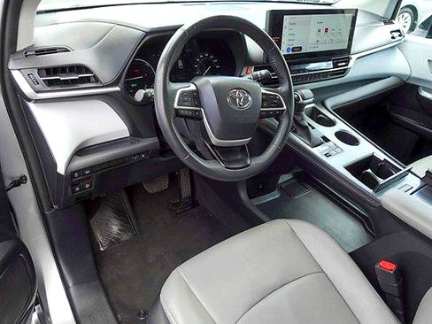 Used 2025 Toyota Sienna XLE FWD image 9