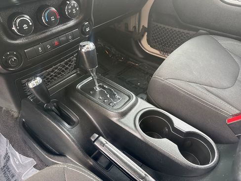 Used 2018 Jeep Wrangler Unlimited Rubicon w/ Connectivity Group image 22