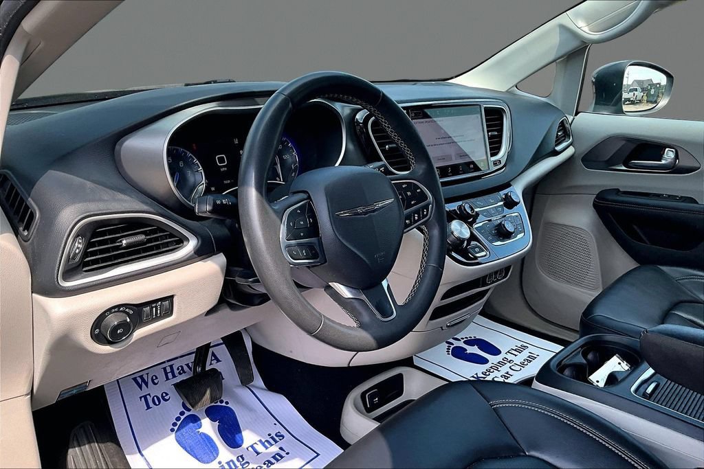 Used 2023 Chrysler Pacifica Touring-L FWD image 13