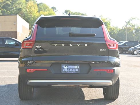 Used 2025 Volvo XC40 B5 Core image 8