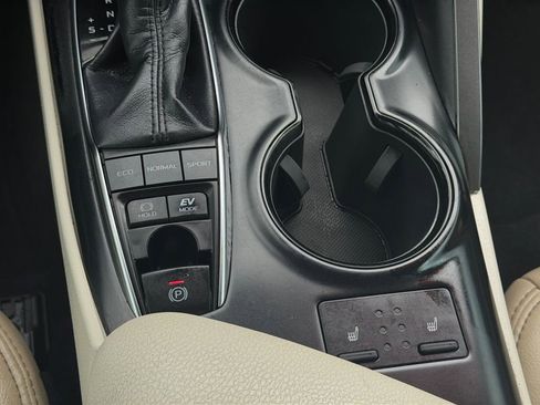 Used 2019 Toyota Camry LE w/ Sunroof Package FWD image 16