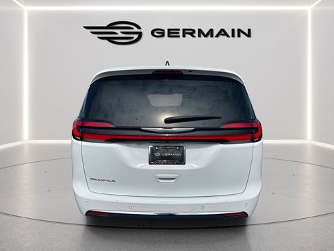Used 2023 Chrysler Pacifica Touring-L FWD image 6