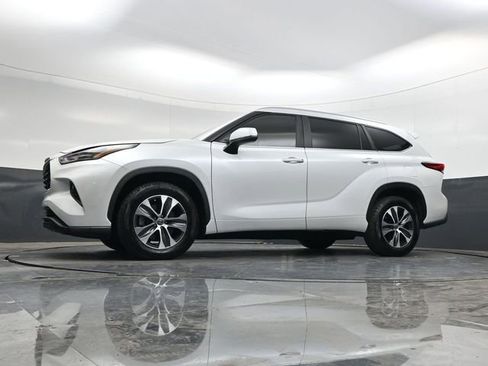 Used 2023 Toyota Highlander XLE image 29