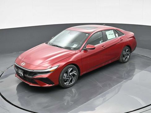 Certified 2024 Hyundai Elantra SEL w/ Convenience Package image 21