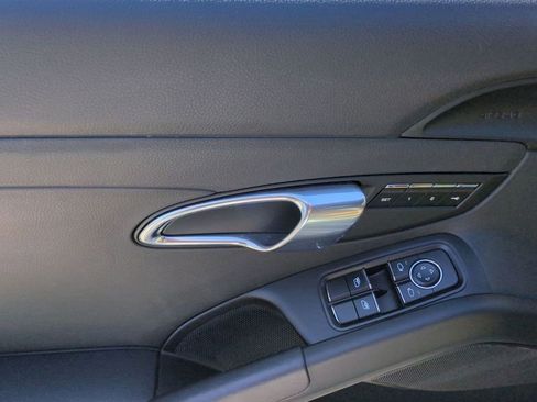 Used 2018 Porsche 718 Boxster image 21