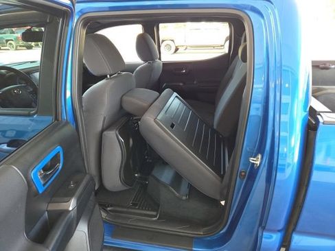 Used 2017 Toyota Tacoma TRD Sport AWD/4WD image 48