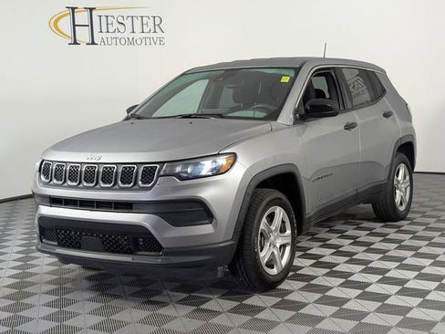 Used 2023 Jeep Compass Sport image 4