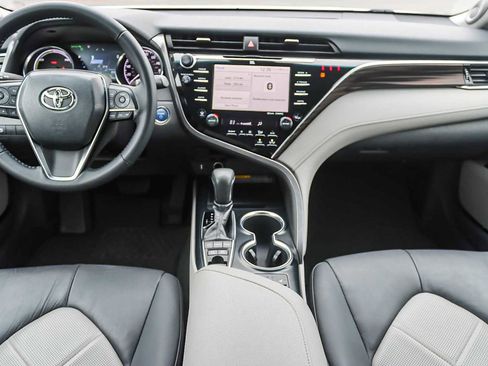 Used 2018 Toyota Camry XLE image 11