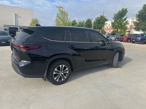 Used 2024 Toyota Highlander XLE image 3