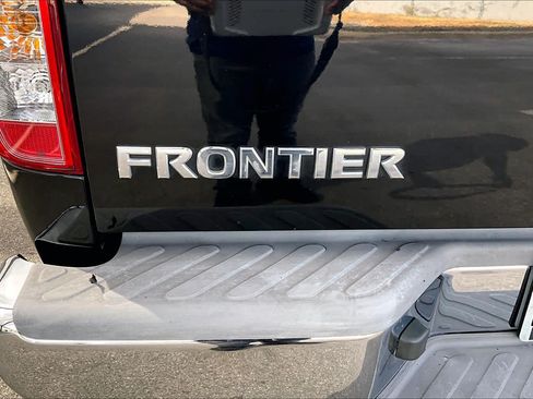 Used 2010 Nissan Frontier SE RWD image 9