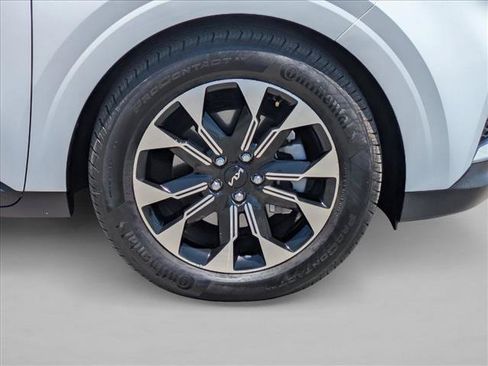 Used 2024 Kia Carnival EX FWD image 24