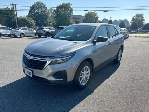 Used 2024 Chevrolet Equinox LS w/ LS Convenience Package FWD image 3