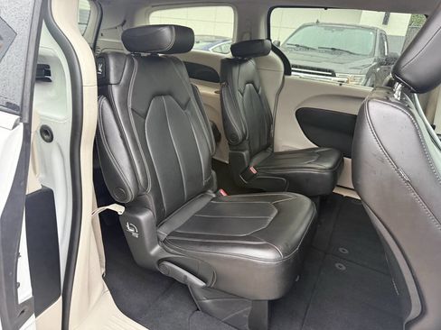 Used 2023 Chrysler Pacifica Touring-L FWD image 15