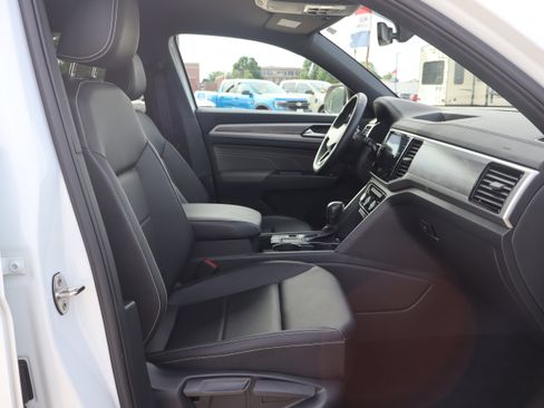 Used 2023 Volkswagen Atlas Cross Sport SE FWD image 13