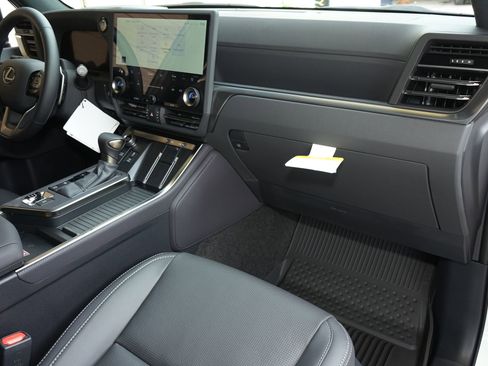 Used 2024 Lexus GX 550 w/ Accessory Package (31) image 11