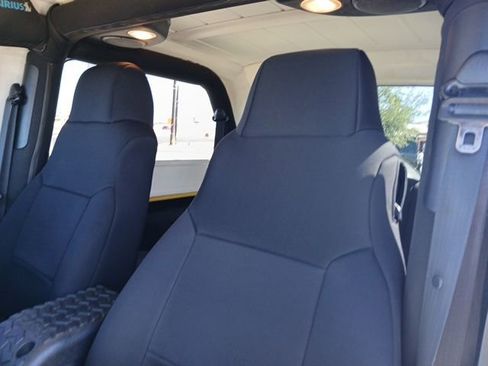 Used 2006 Jeep Wrangler Unlimited w/ Premium Audio Group image 21