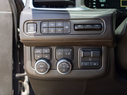 Used 2023 GMC Yukon XL Denali Ultimate AWD/4WD image 18