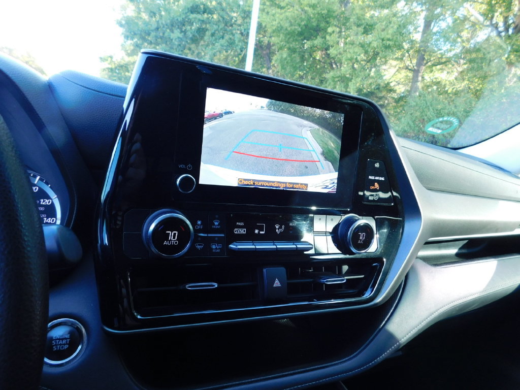 Used 2023 Toyota Highlander L FWD image 3