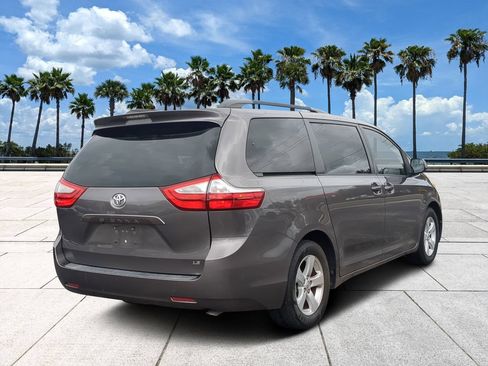 Used 2017 Toyota Sienna LE FWD image 4