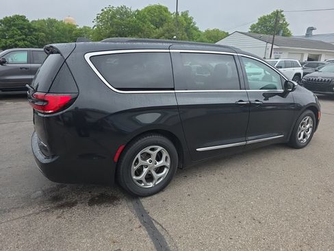 Used 2023 Chrysler Pacifica Limited FWD image 3