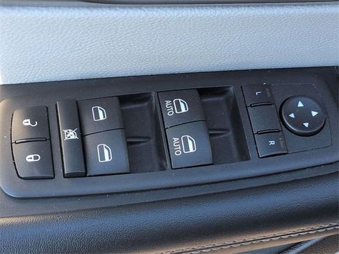 Certified 2023 Chrysler Pacifica Touring-L image 15