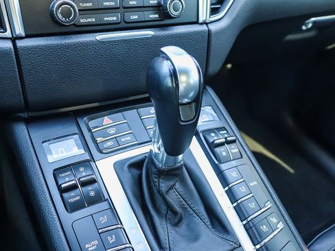 Used 2017 Porsche Macan image 25