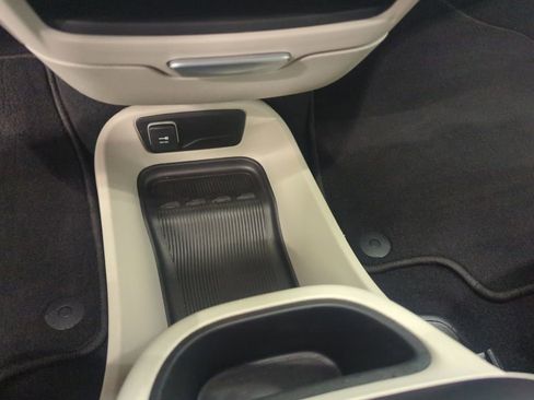 Used 2024 Chrysler Pacifica Touring-L image 17