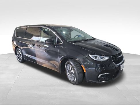 Used 2023 Chrysler Pacifica Touring-L FWD image 7