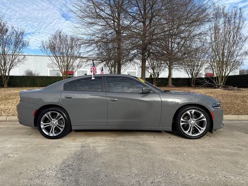 Used 2017 Dodge Charger SE image 2