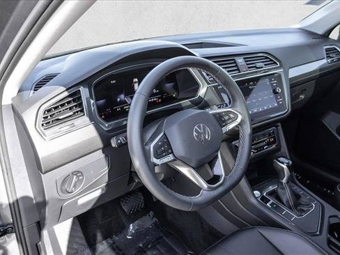 Used 2023 Volkswagen Tiguan SE w/ Panoramic Sunroof Package FWD image 10