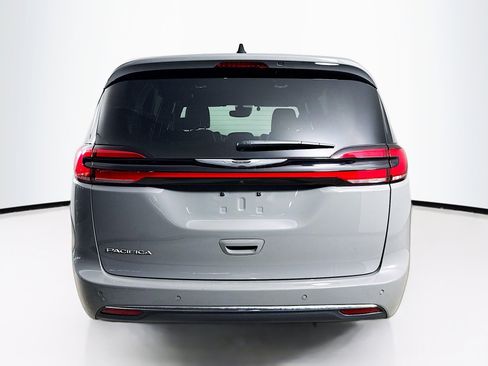 Used 2025 Chrysler Pacifica Select image 31