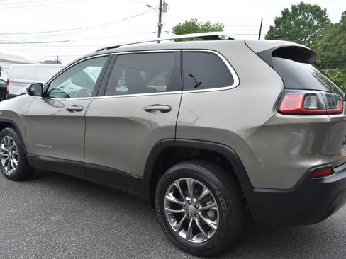 Used 2019 Jeep Cherokee Latitude Plus w/ Comfort/Convenience Group FWD image 30