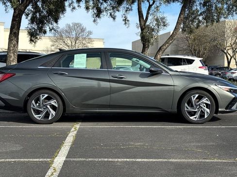 Used 2025 Hyundai Elantra Limited image 3
