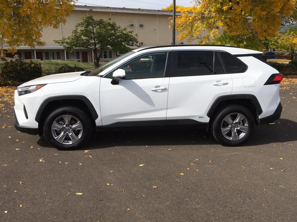 Used 2025 Toyota RAV4 XLE AWD/4WD image 3