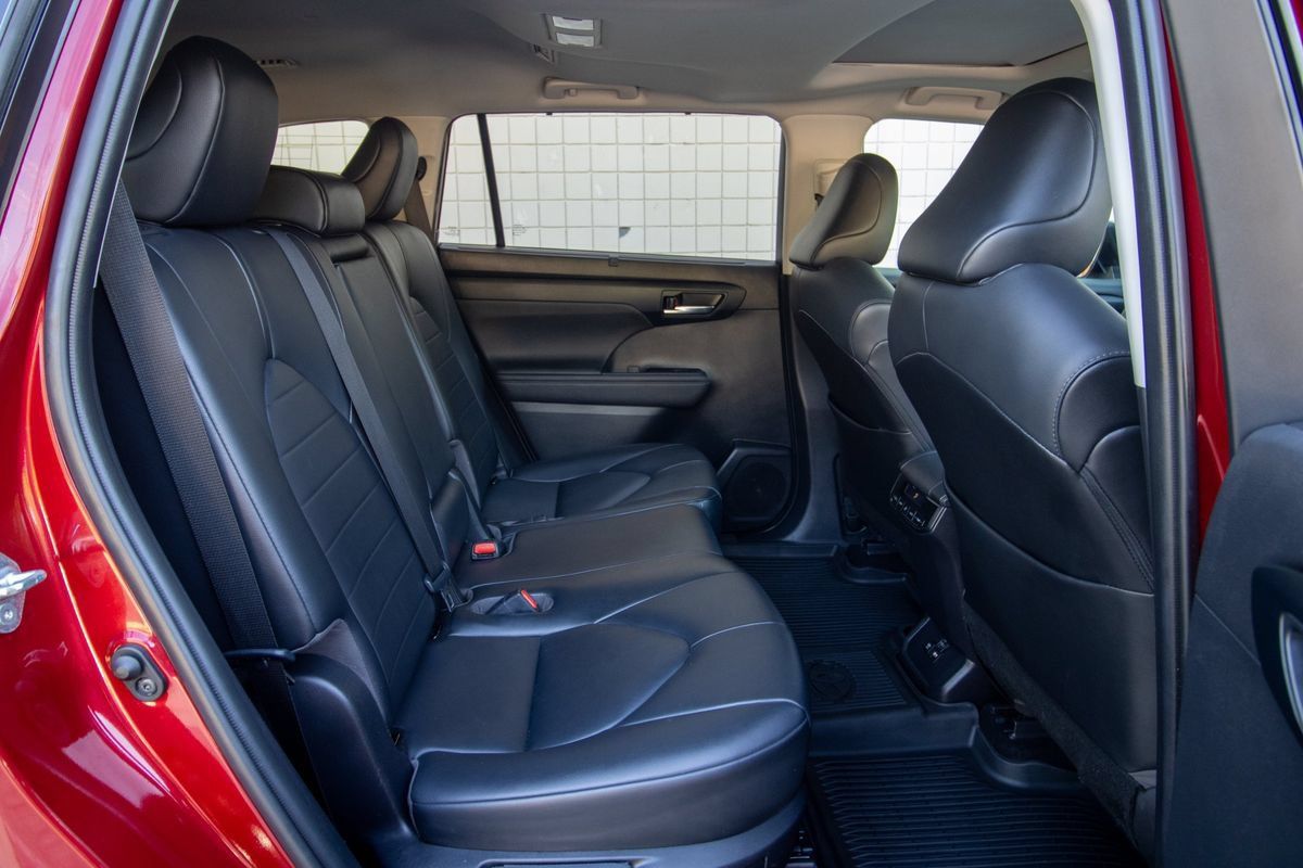 Used 2020 Toyota Highlander XLE FWD image 22