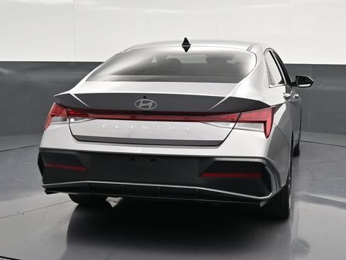 Used 2025 Hyundai Elantra SEL FWD image 2