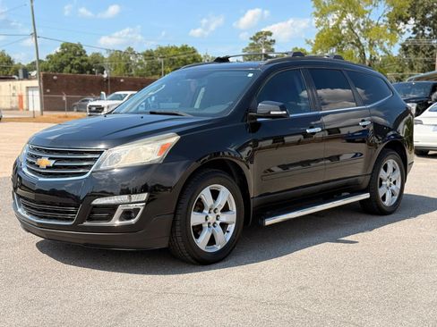 Used 2017 Chevrolet Traverse LT w/ Style and Technology Package FWD image 4