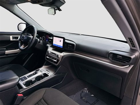 Used 2021 Ford Explorer XLT image 28