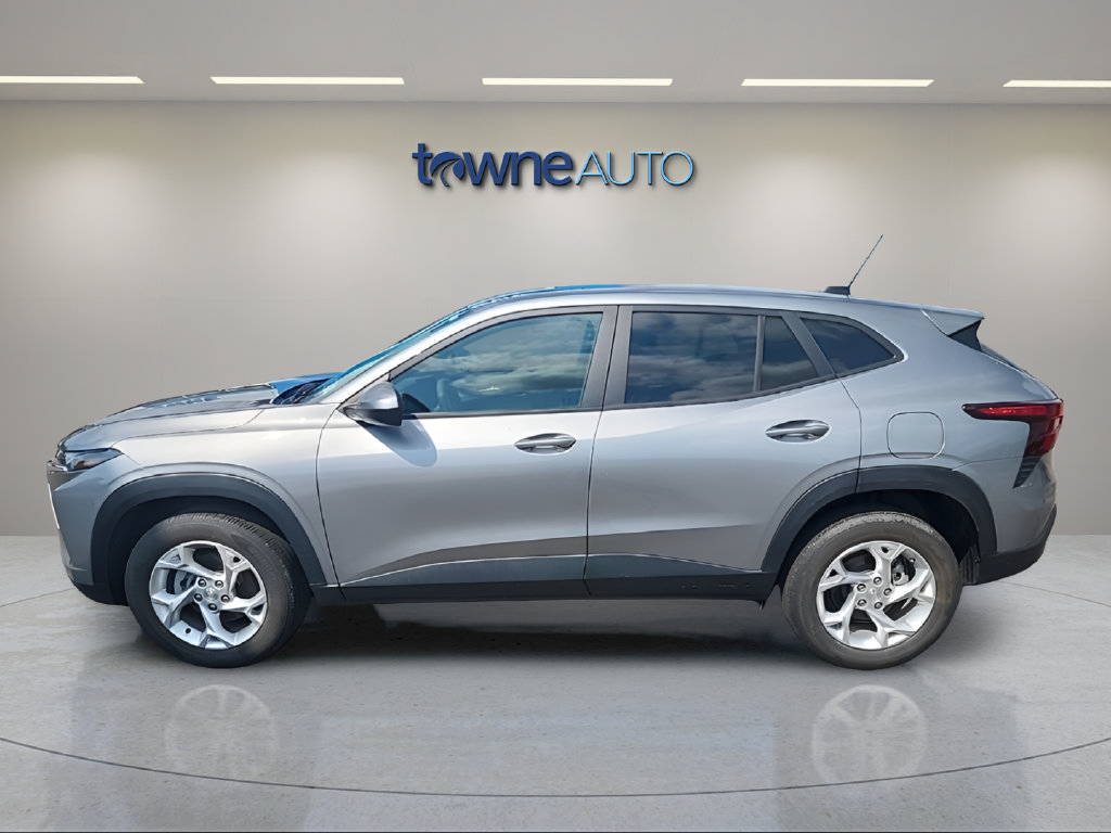 Used 2024 Chevrolet Trax LS w/ LS Convenience Package FWD image 2