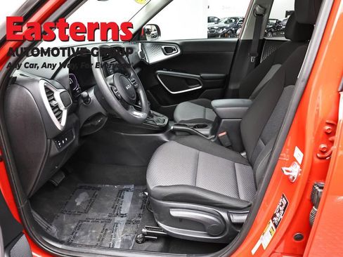 Used 2025 Kia Soul LX w/ LX Technology Package FWD image 14