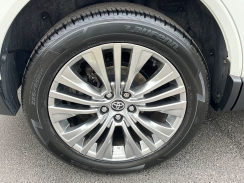 Used 2021 Toyota Venza XLE w/ Softex Package AWD/4WD image 24