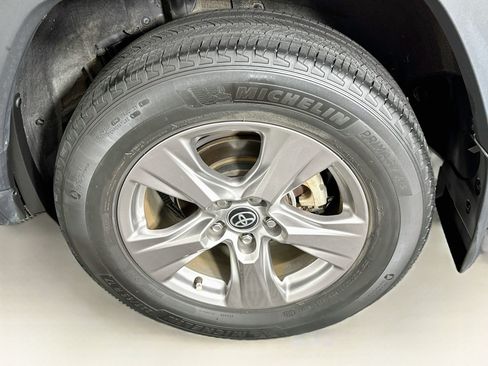 Used 2022 Toyota RAV4 XLE w/ Convenience Package AWD/4WD image 11