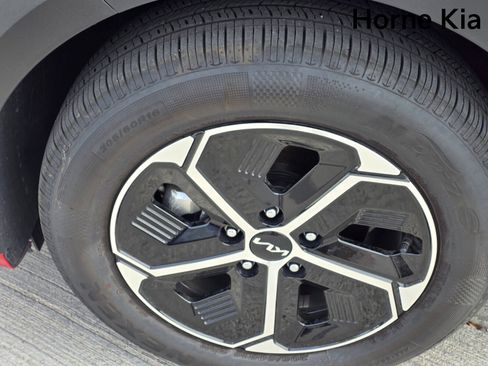 New 2025 Kia Niro LX image 9