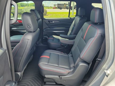 Used 2024 Chevrolet Traverse RS FWD image 12