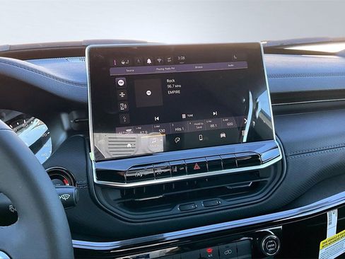 New 2026 Jeep Compass Latitude image 8