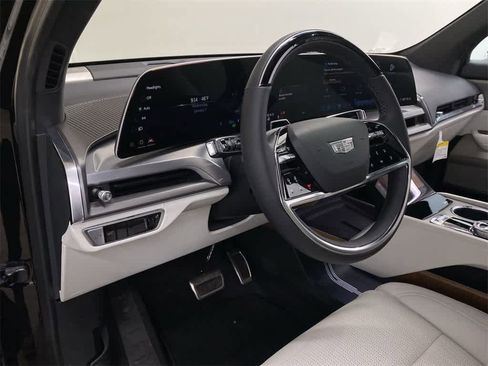 Used 2026 Cadillac Vistiq Sport image 2