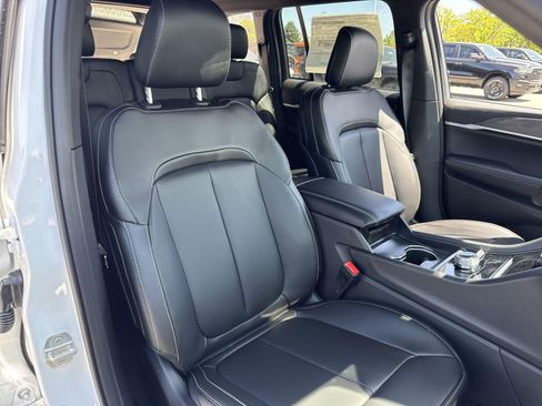 New 2025 Jeep Grand Cherokee Limited w/ Black Appearance Package image 33