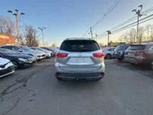 Used 2019 Toyota Highlander XLE AWD/4WD image 5